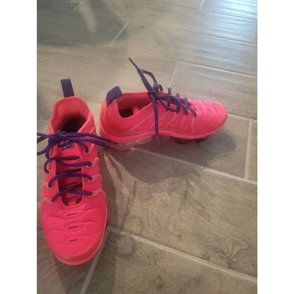 Nike‎ Air Vapormax Plus Bright Crimson Size 6 Neon Running Athletic Sneaker